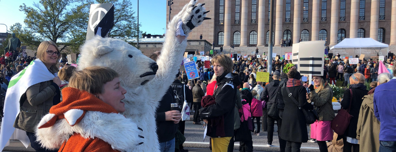 Nuori halaa jääkarhupukuista